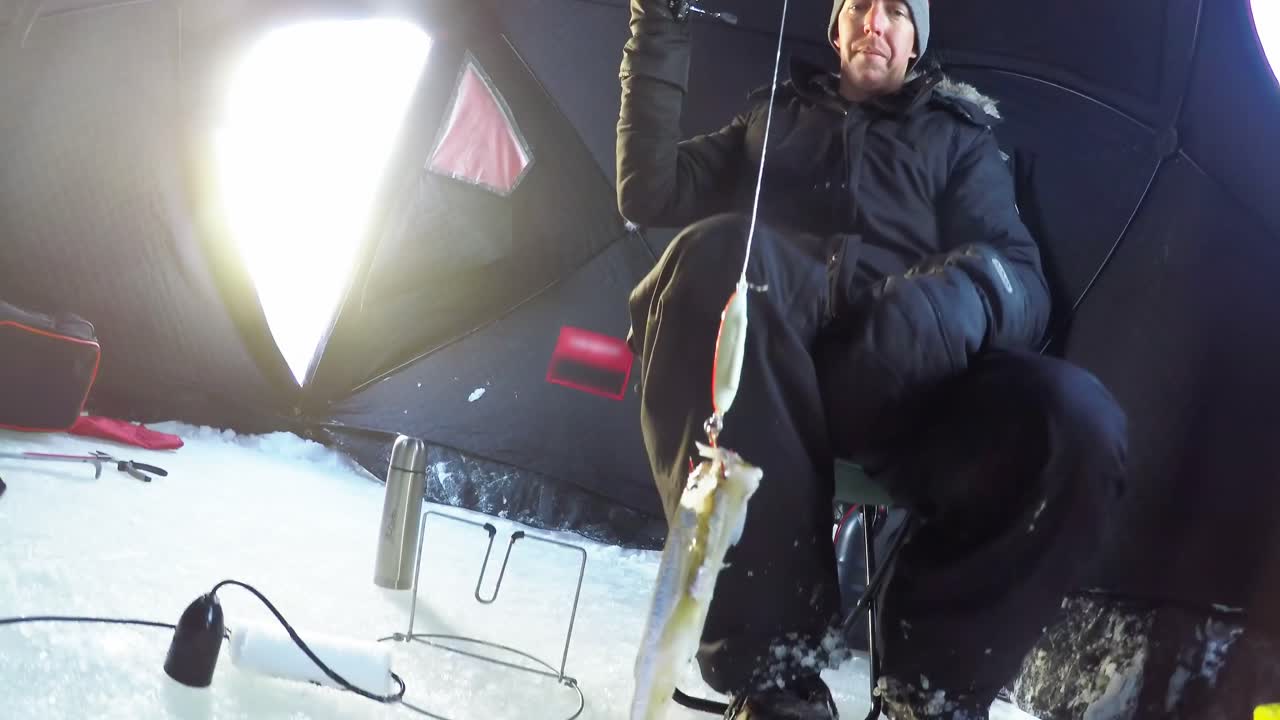 hombre pescando en una región nevada