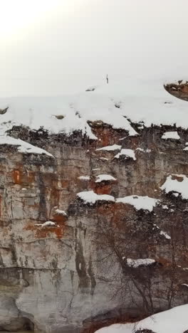 paisaje montañoso rocoso y nevado