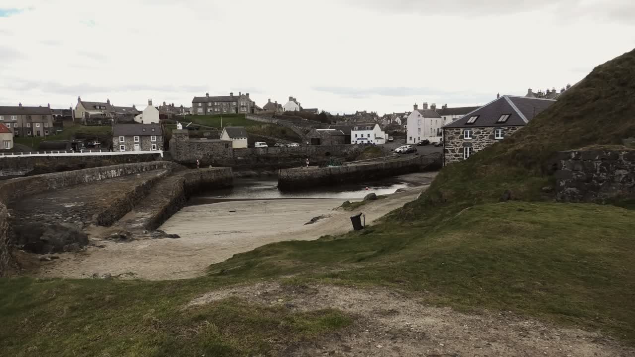 vista del puerto de portsoy desde la escultura del delfín.