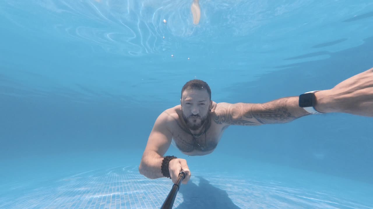 hombre buceando en la piscina