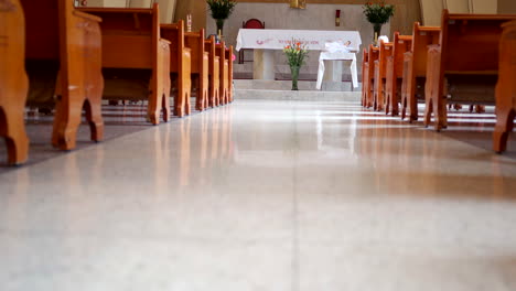 Punto-De-Vista-Bajo-Que-Viaja-Desde-Una-Pequeña-Iglesia-Con-Cardán