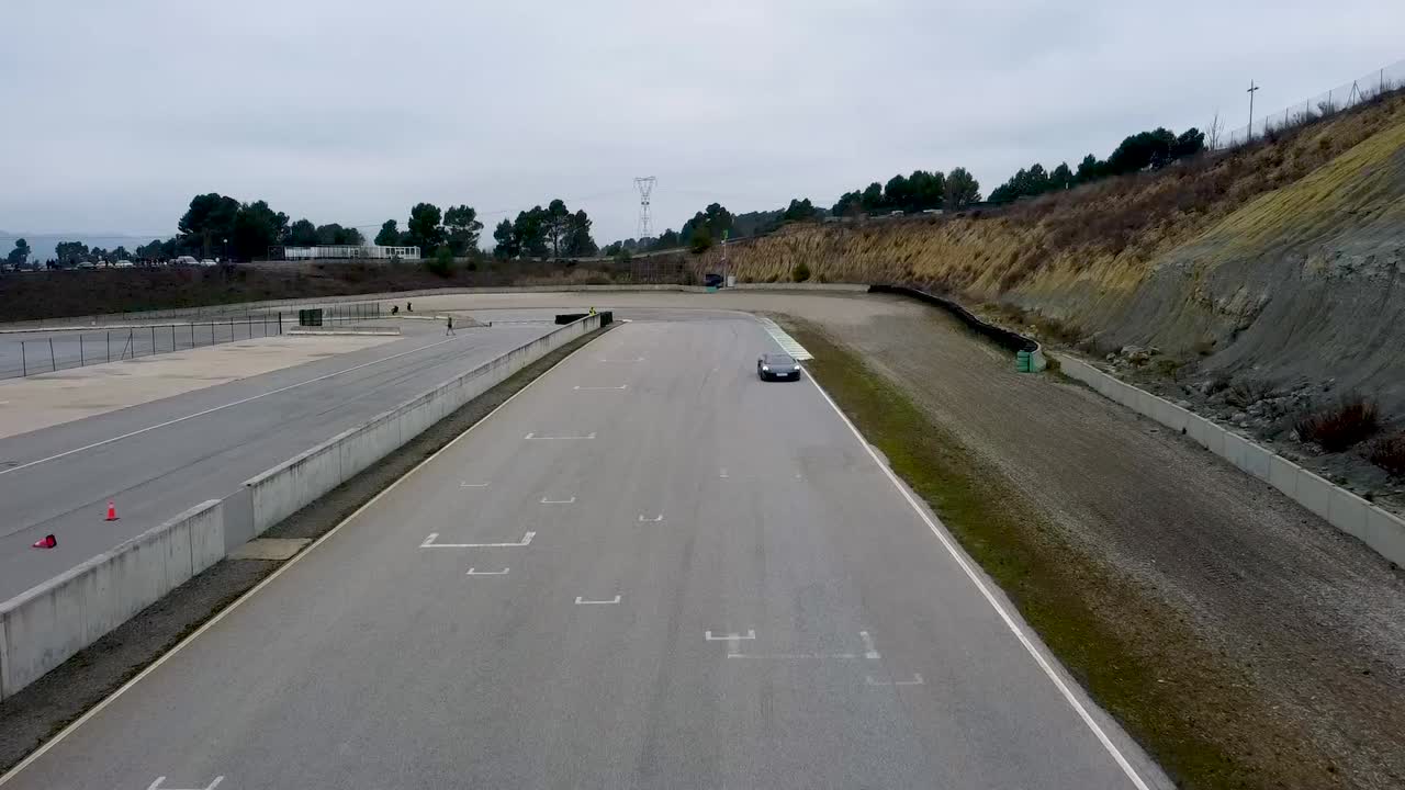 porsche 911 entrando en la recta principal de una pista de carreras