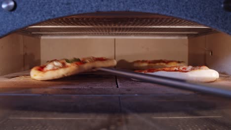 lapso de tiempo de la masa de cuatro pizzas que se eleva durante la cocción simultáneamente dentro del horno de pizza