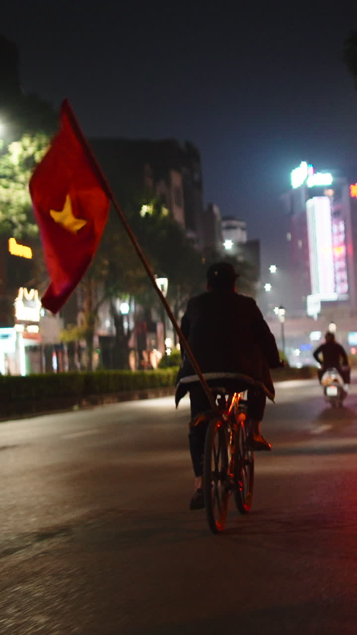 Bicicleta con bandera vietnamita de noche