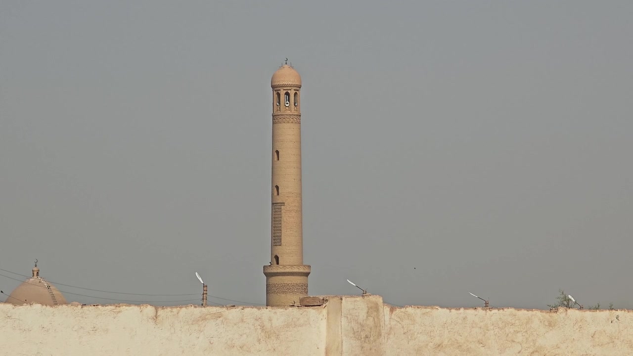 Høj minaret af en moské mod en klar himmel
