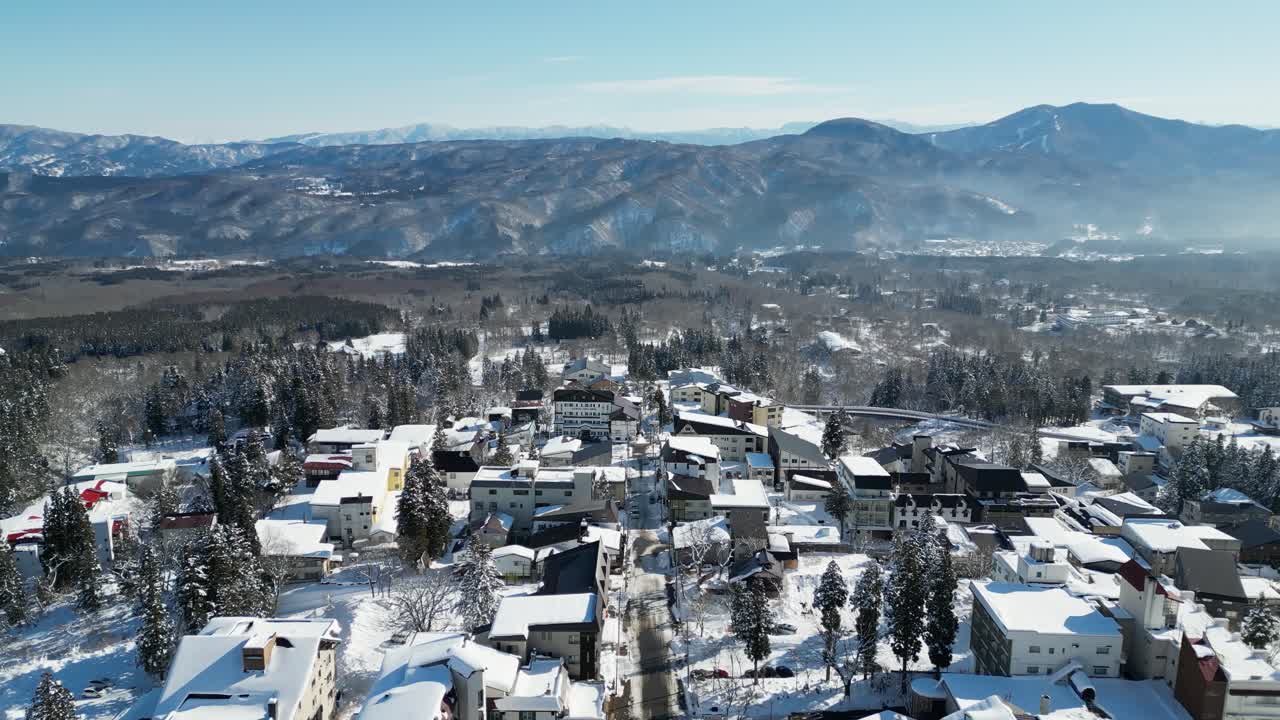 inclinación aérea para revelar la estación de esquí akakura-onsen
