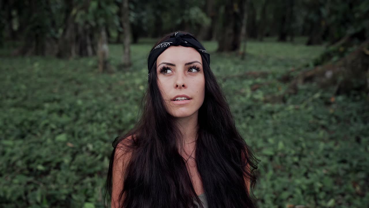 encantadora chica corriendo y deambulando por la jungla de costa rica - tiro medio