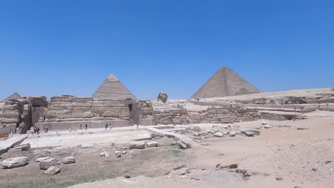 turistas en la gran pirámide y la esfinge de giza en egipto