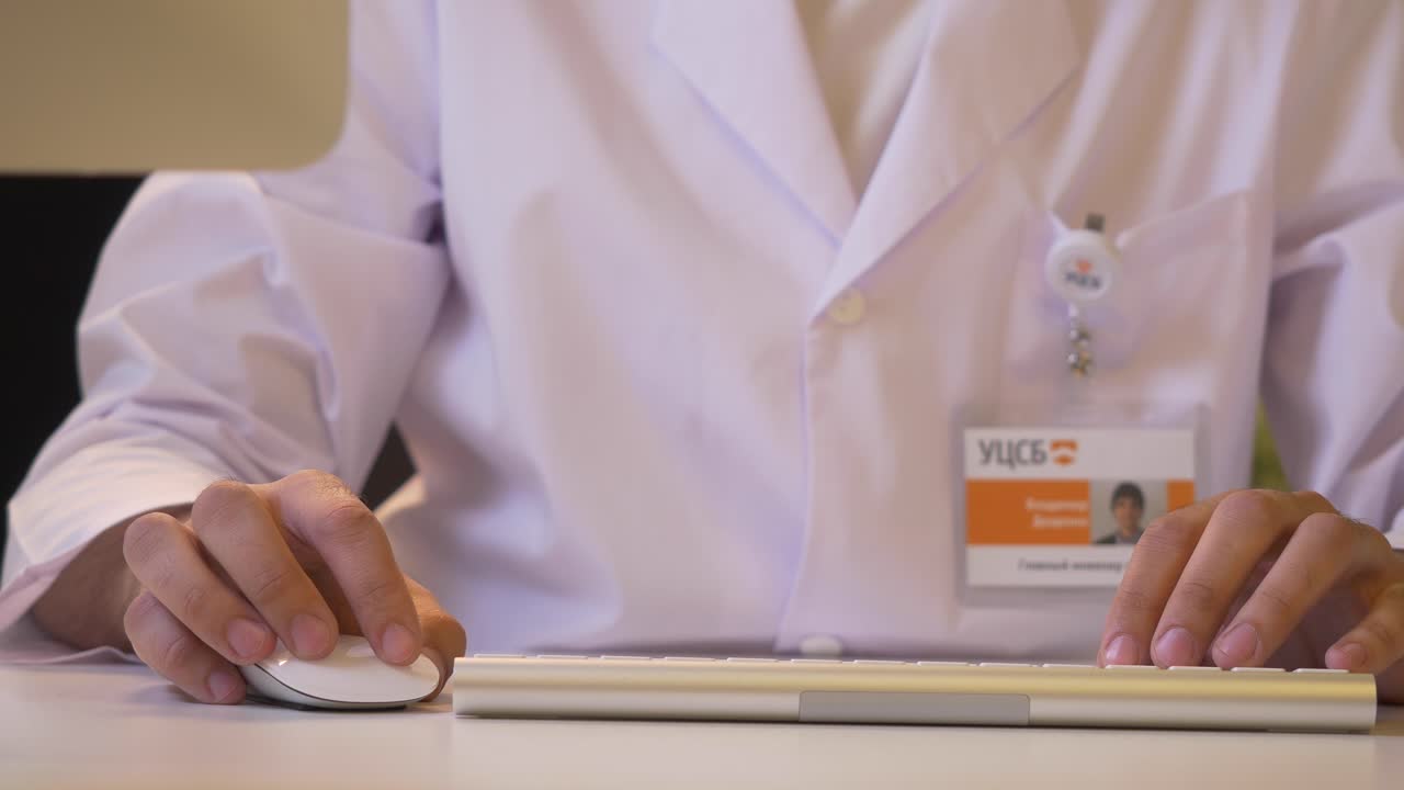 컴퓨터로 일하는 의사