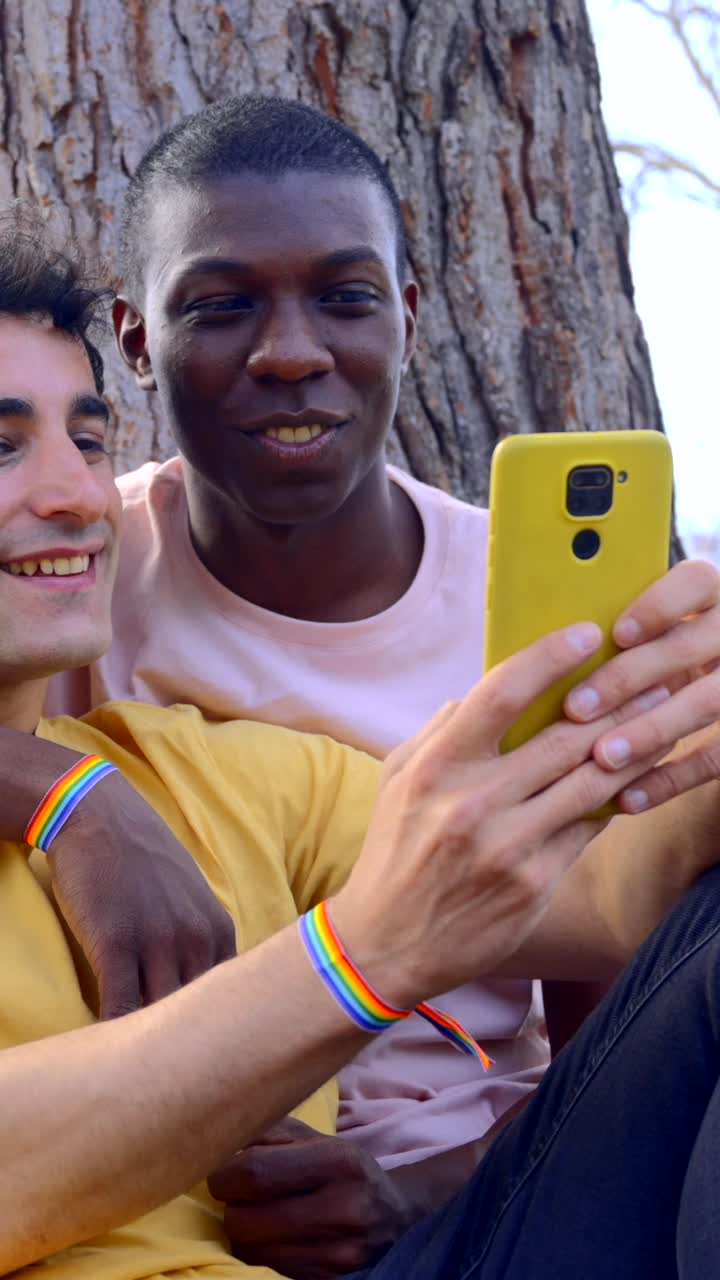 Coppia LGBTQ che si fa un selfie
