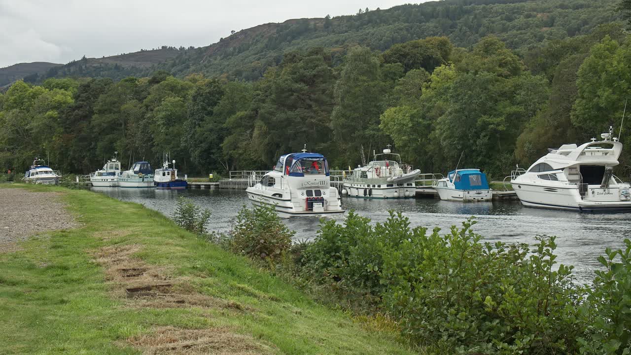 네스호로 향하는 유람선
