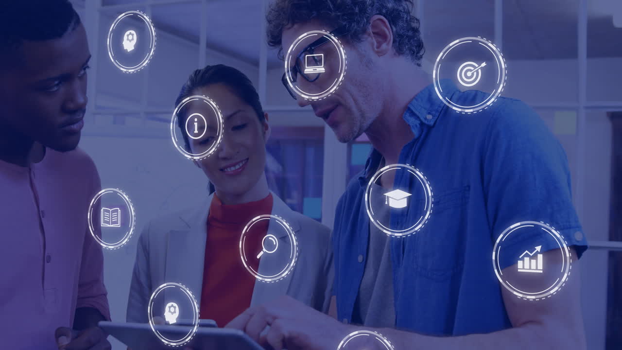 animación de texto 5g y procesamiento de iconos digitales sobre diversas personas que utilizan tabletas