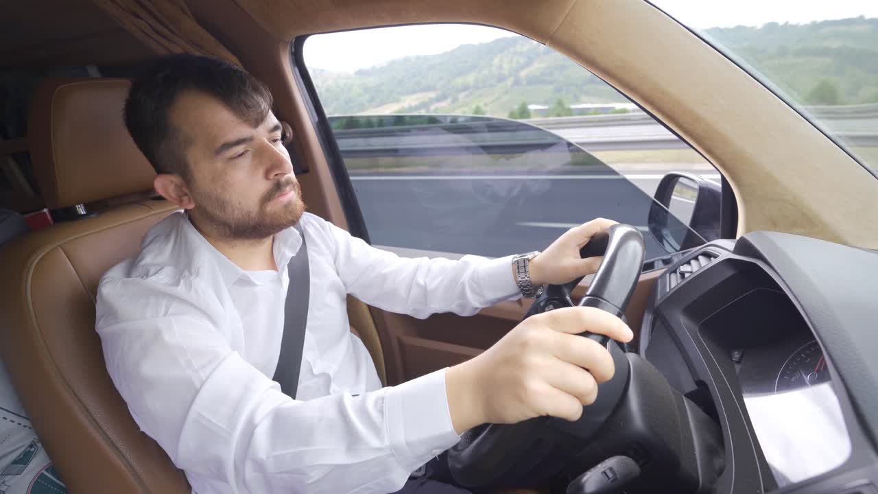 manejo somnoliento en la autopista.