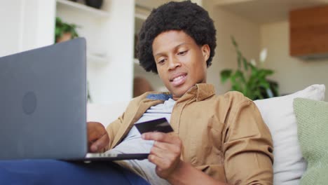 Afroamerikanischer-Mann,-Der-Zu-Hause-Einen-Laptop-Benutzt