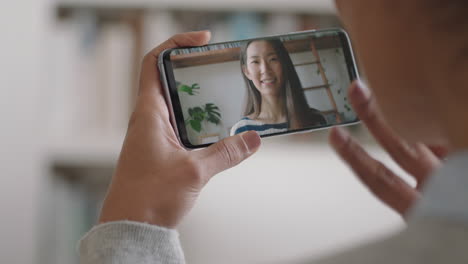 Mujer-Sorda-Usando-Video-Chat-De-Teléfono-Inteligente-Con-Su-Mejor-Amigo-Comunicándose-Con-Gestos-Manuales-En-Lenguaje-De-Señas-Disfrutando-De-La-Comunicación-En-Línea-Imágenes-De-4k