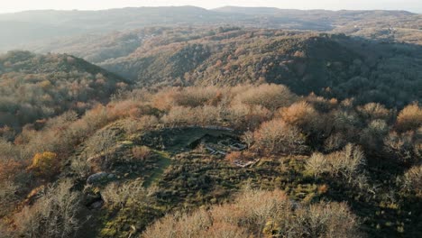 Sonneneruption-Von-Der-Drohnen-Luftumlaufbahn-Um-Castro-Von-Diesen-Baños-De-Molgas-Zur-Goldenen-Stunde