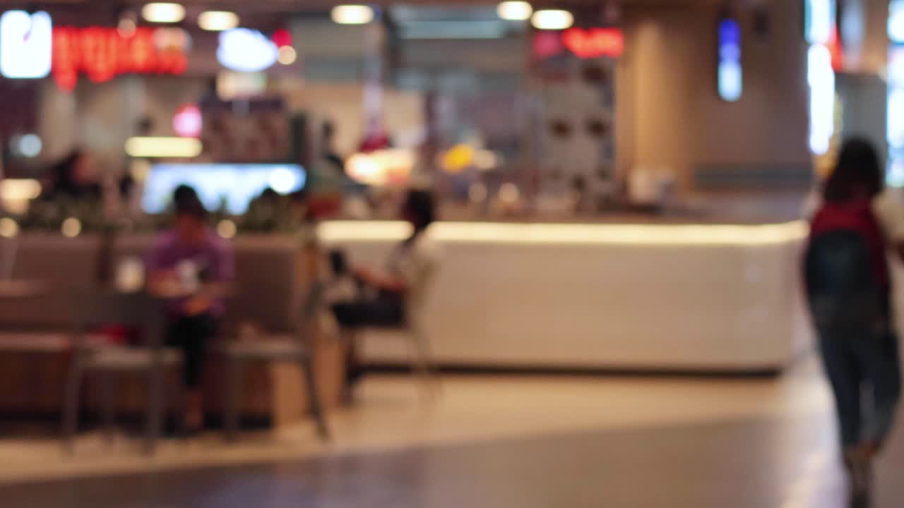 바쁜 식당 에서 고 식사 하는 사람 들