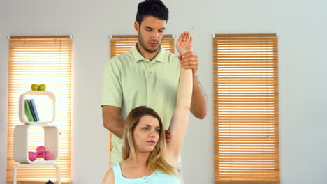 mujer embarazada haciendo ejercicio con el instructor