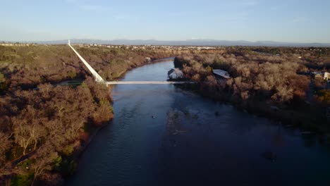 Río-Sacramento,-California.-Enrojecimiento-Toma-Aérea-4k