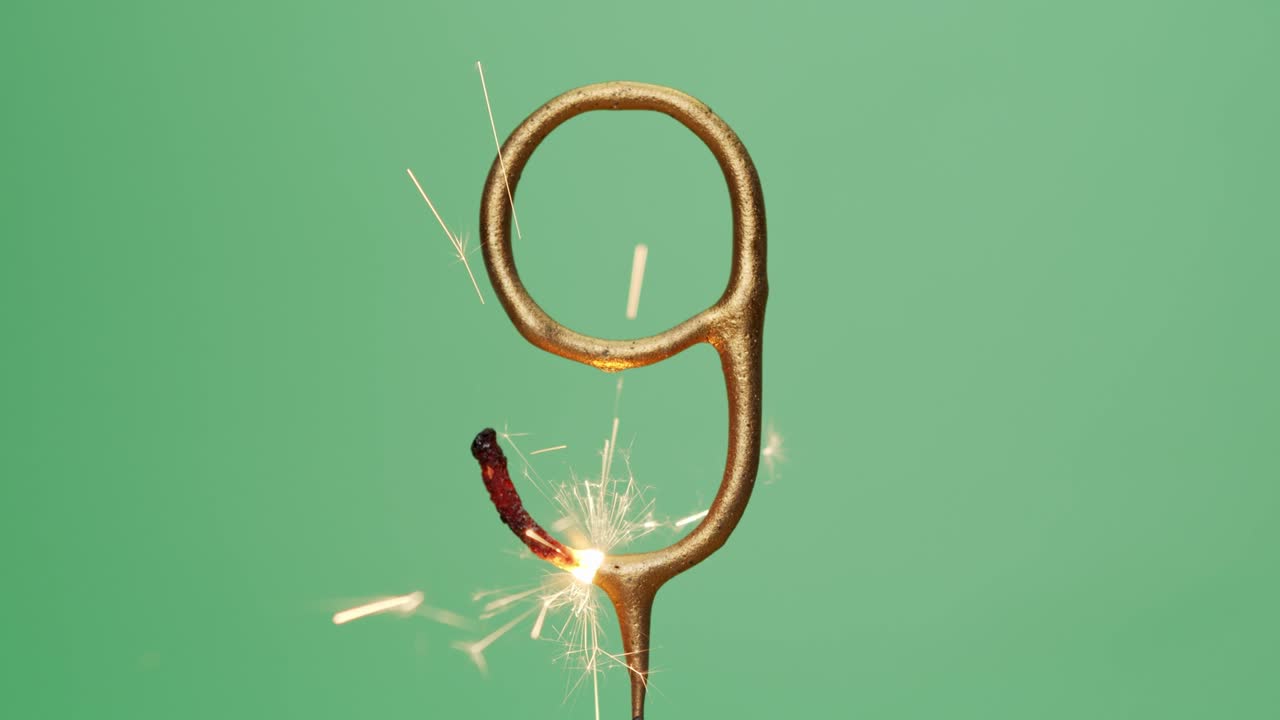 de cerca, los fuegos artificiales en llamas número nueve.