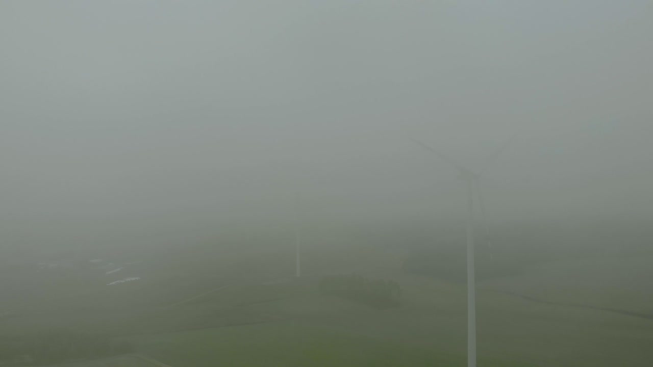 풍력 발전소, 안개 속의 풍차, 주변의 회색 풍경, 탁 트인 들판의 재생 에너지, 자연 경관 아래, 녹색 에너지가 중요합니다.