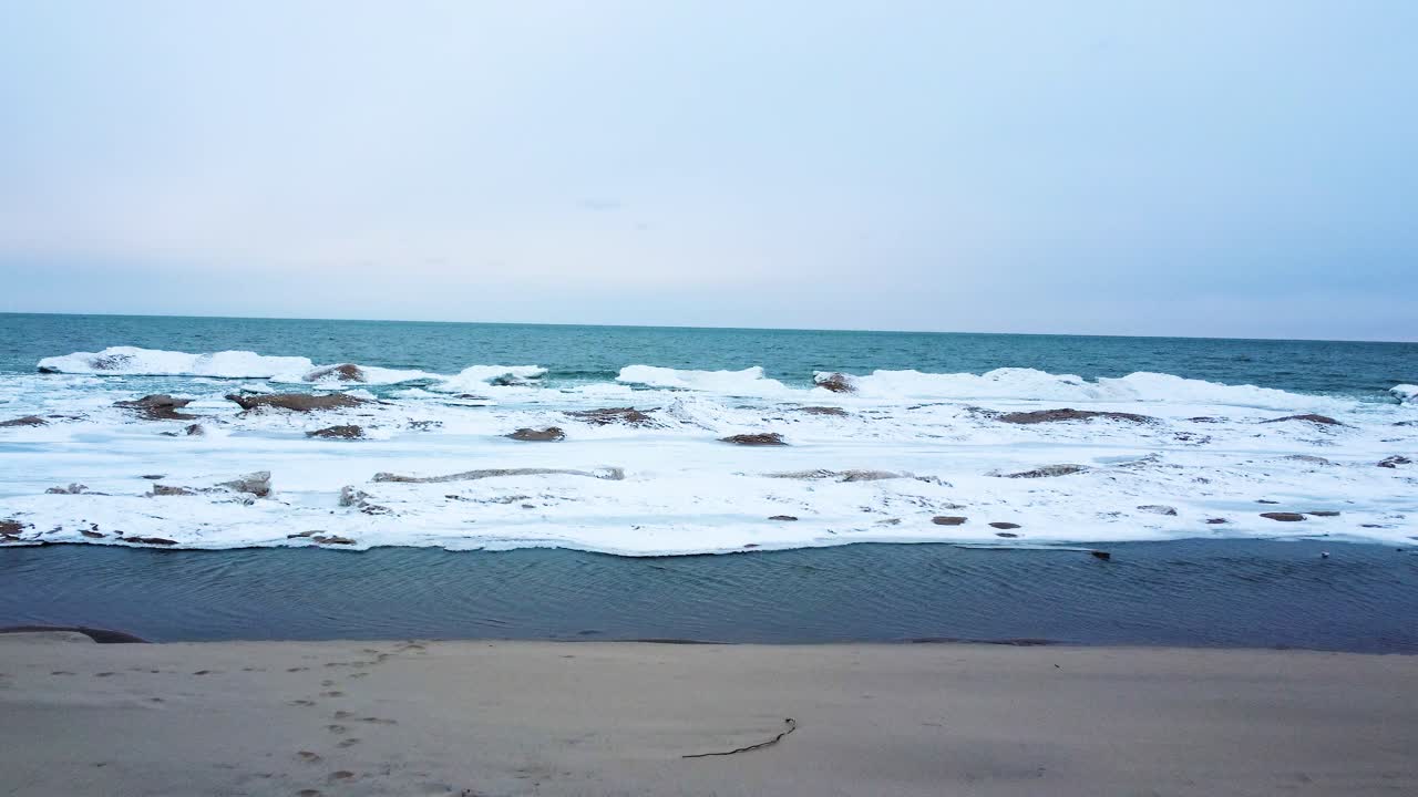 4k 드론 비디오가 해변에서 빙산으로 날아갑니다.