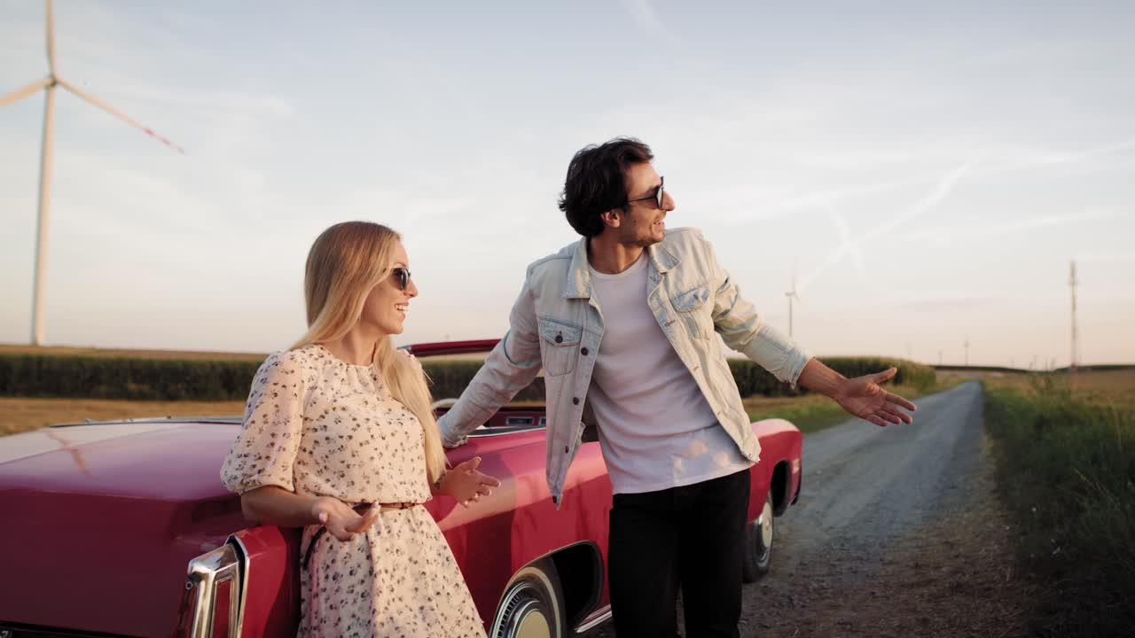 자동차 여행 중에 여자를 유혹하는 남자의 비디오.