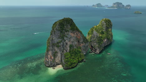 widok z powietrza nad wyspą ko rang nok u wybrzeży plaży phra nang w railay w tajlandii