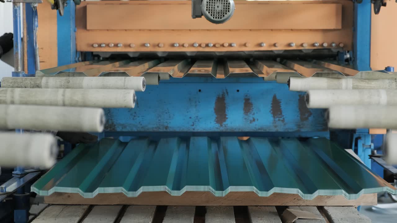 máquina de formación de láminas metálicas en la fábrica moderna de metalurgia.