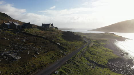 Rotierende-Filmische-Aufnahmen-Der-Weißen-Klippen-Von-Ashleam-Mit-Einigen-Häusern-In-Irland