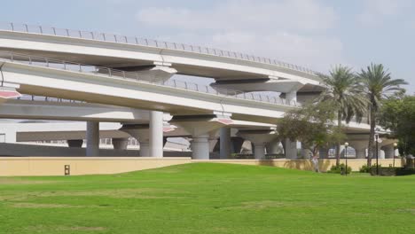 Viaductos-Elevados-Del-Metro-De-Dubai-Desde-El-Parque-Al-Rashidiya-En-Dubai,-Emiratos-árabes-Unidos