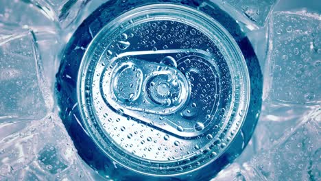 la tapa de la lata de soda de aluminio de refresco con hielo da la vuelta al círculo.
