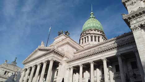 panorámica lenta en el congreso nacional de arquitectura del centro histórico de buenos aires