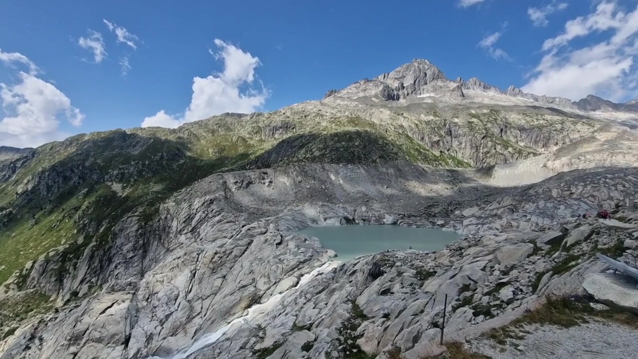 Úchvatná horská krajina ukazující ledovcové jezero u ustupujícího Rhonského ledovce ve švýcarských Alpách.