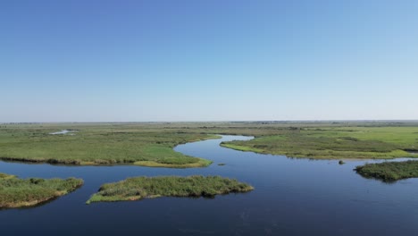 Vuelo-Aéreo-Sobre-La-Vista-Del-Poderoso-Río-Zambezi-Que-Fluye-Hacia-Las-Cataratas-Victoria.