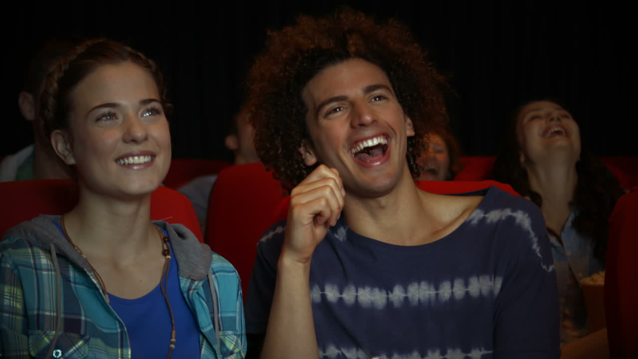 amigos viendo una película en el cine