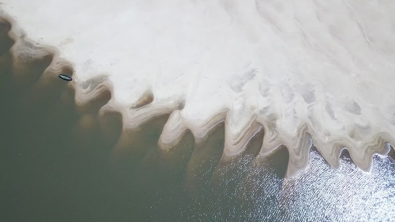 canoa solitaria en la costa del río