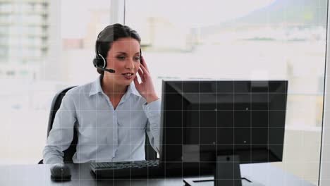 animación del procesamiento de datos sobre una mujer de negocios caucásica usando auriculares de teléfono