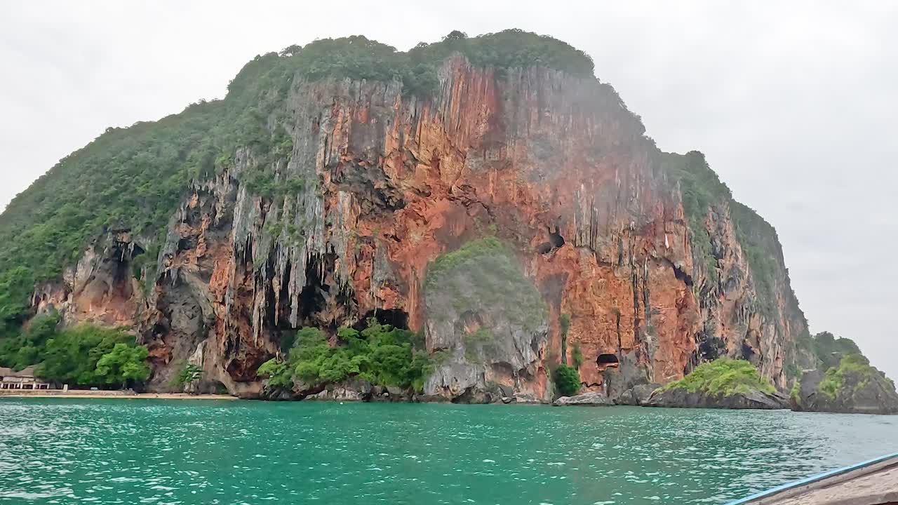 путешествие на лодке мимо живописных скал острова краби