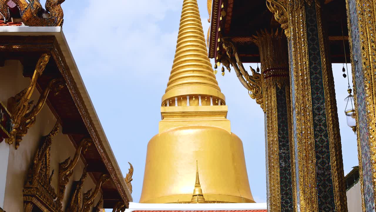arquitectura de estupa dorada en el templo de buda esmeralda en bangkok, tailandia