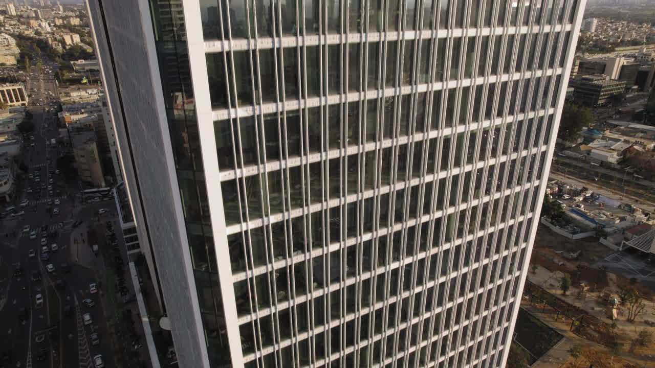 텔아비브 시내의 대형 오피스 빌딩 앞에서 틸팅 업