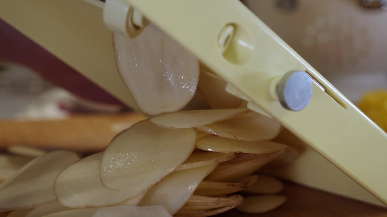 슬라이스 보드에 신선한 감자를 슬라이스 닫습니다