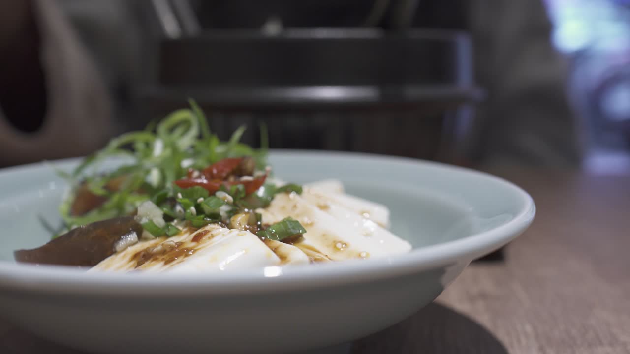 중국식 레스토랑에서 토푸와 함께 세기의 달을 먹습니다.