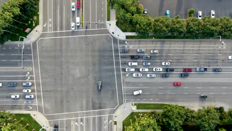 vista aérea de la carretera de la ciudad con poco tráfico en el distrito de negocios y finanzas