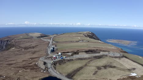 Clip-De-Un-Dron-Que-Muestra-Todo-El-Haramsfjellet-En-Haramsøya,-En-Las-Afueras-De-Ålesund