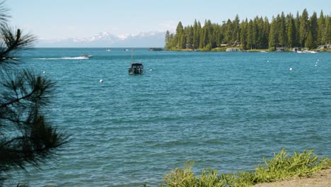 Bootfahren-Auf-Dem-Lake-Tahoe-Mit-Den-Schneebedeckten-Bergen-Der-Sierra-Nevada-Im-Hintergrund