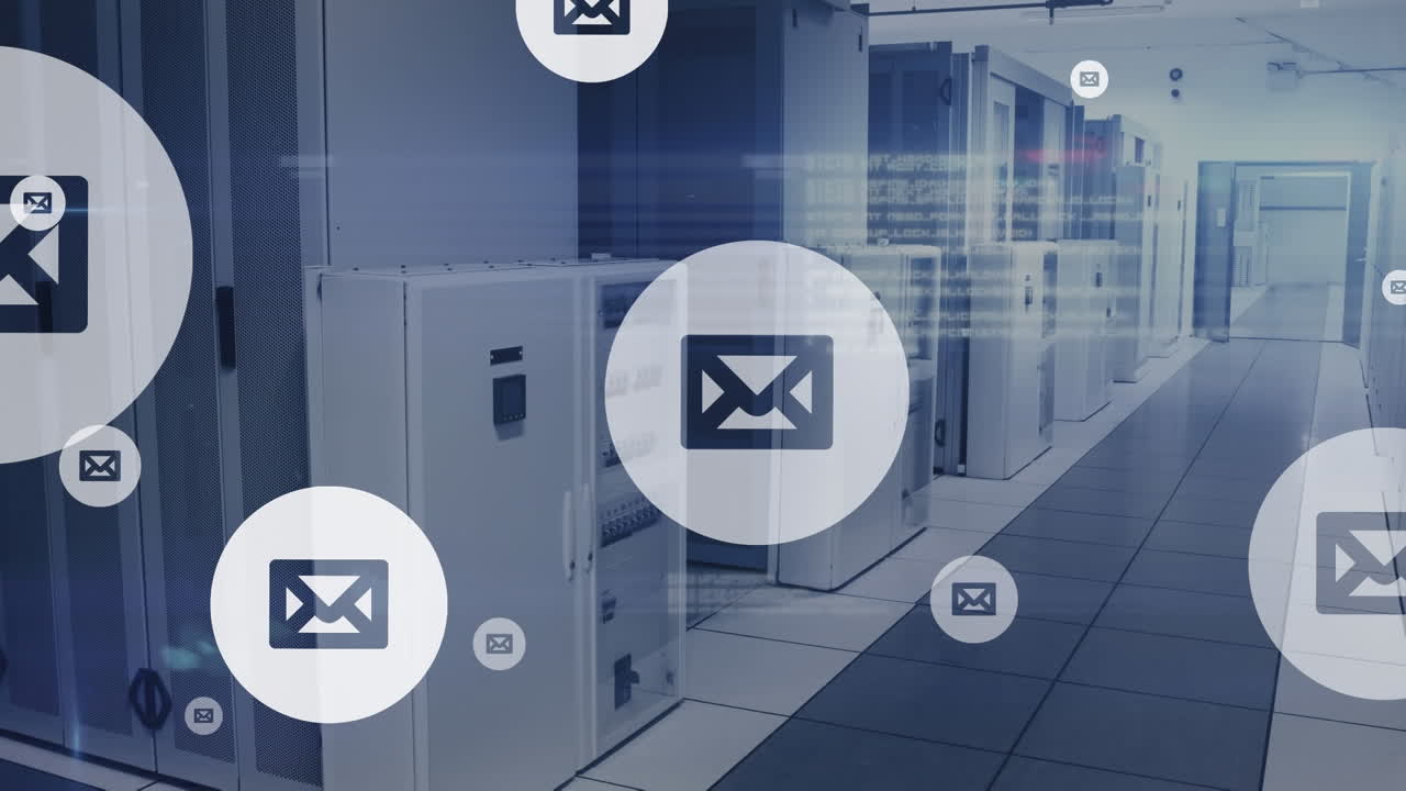 animación de múltiples iconos de mensajes flotantes, procesamiento de datos y punto de luz contra la sala del servidor