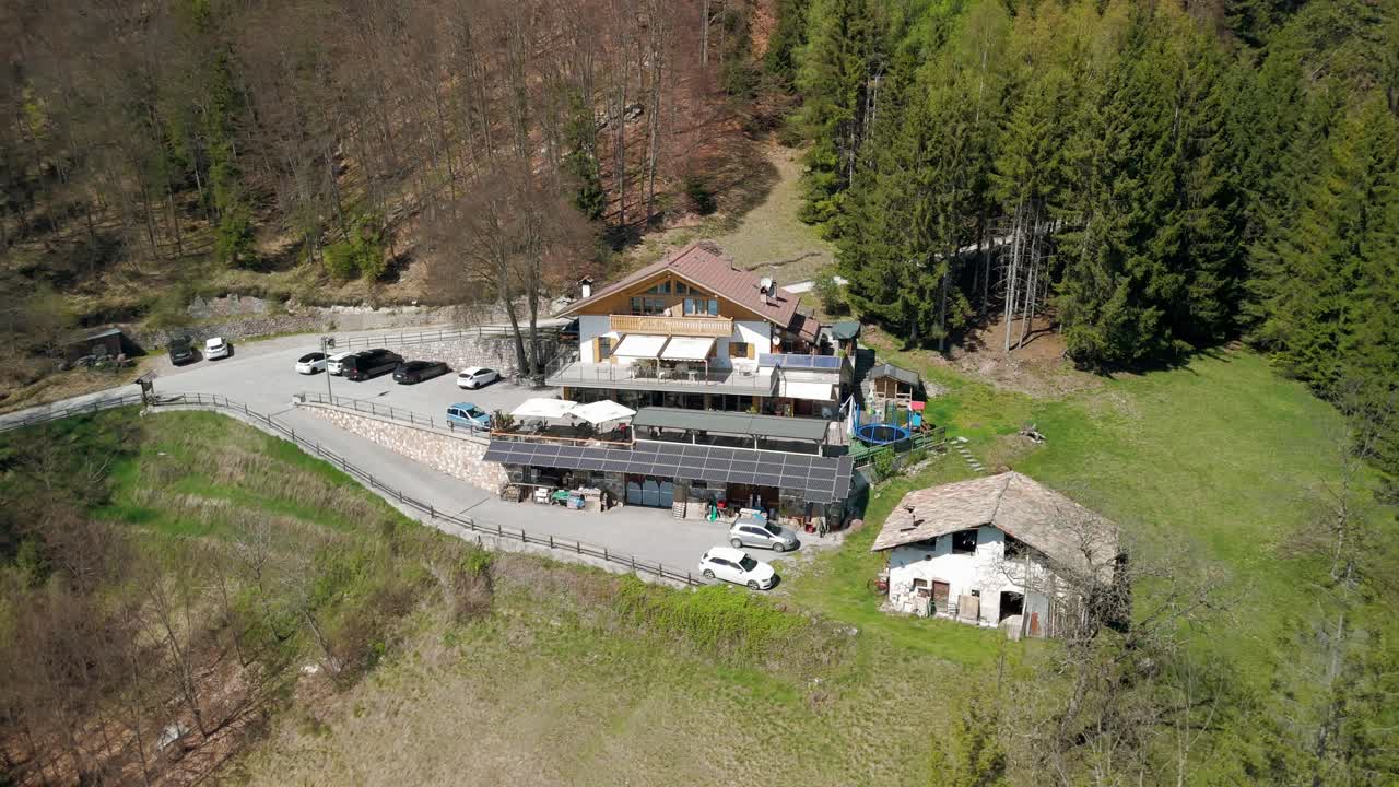 restaurante cerca de las cataratas de nardis, trentino, alpes italianos, italia