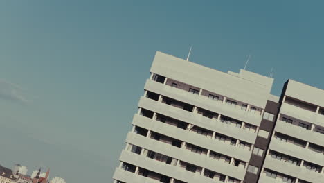 edificio de apartamentos moderno