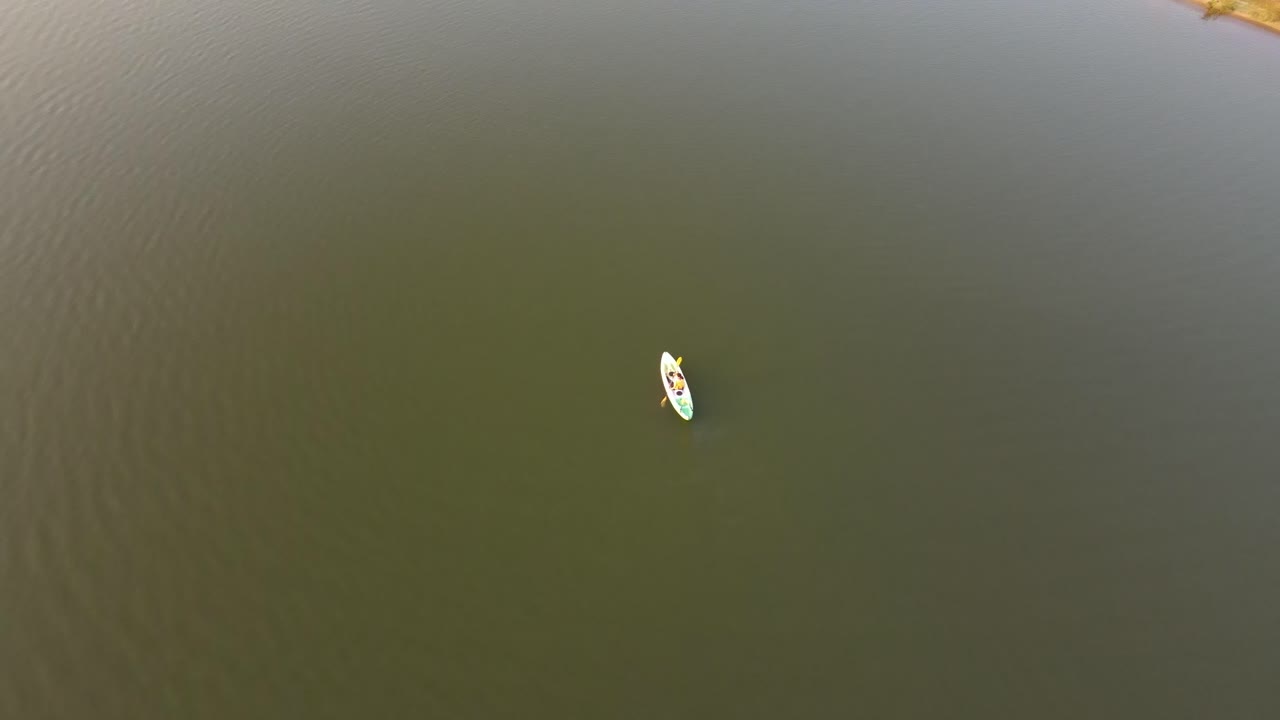 mirando directamente hacia abajo a una canoa en un lago